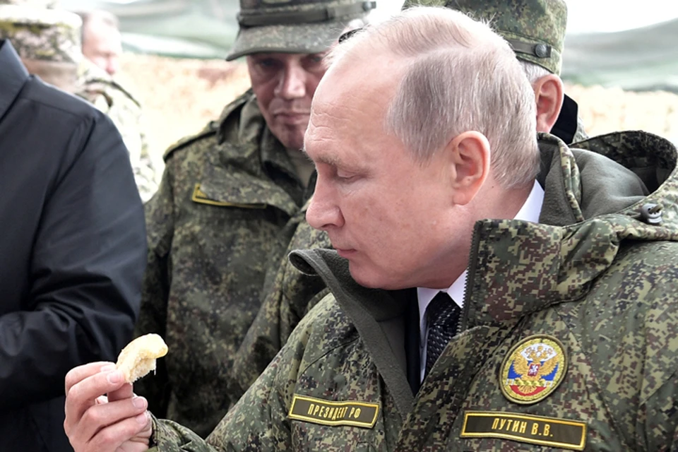 На учениях под Оренбургом Владимира Путина угостили хлебом со сгущенкой.