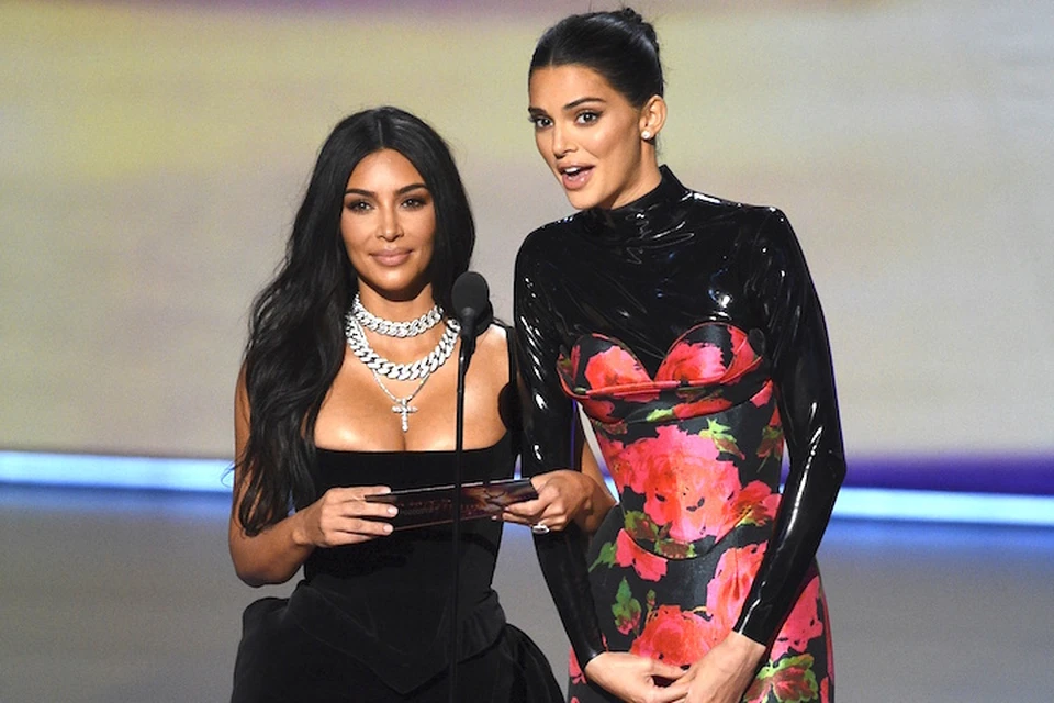 Сестры Кендалл Дженнер и Ким Кардашьян объявили со сцены имя победителя одной из номинаций.