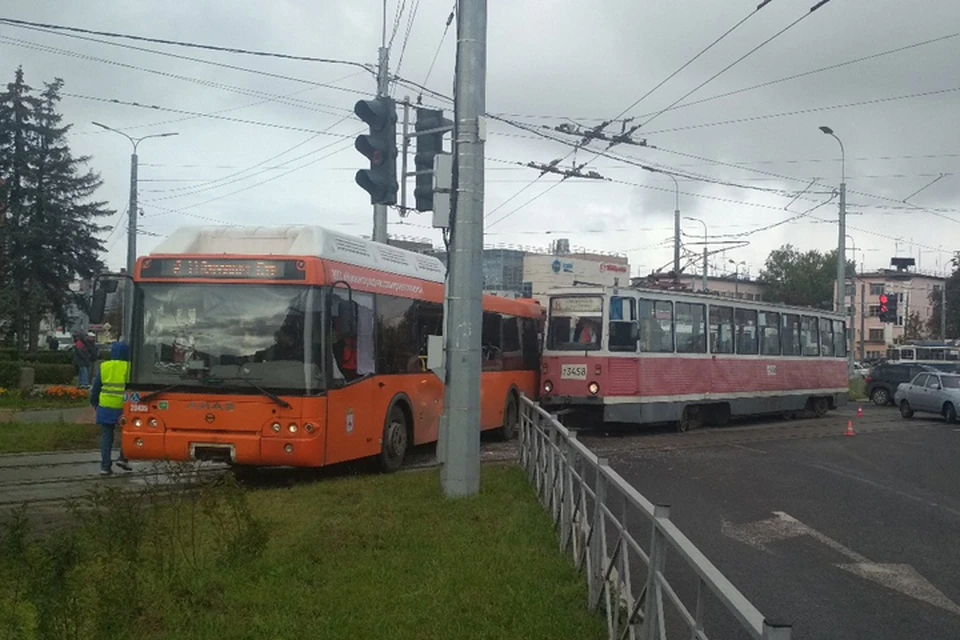 Трамвай протаранил автобус в Нижнем Новгороде: есть пострадавшие. Фото: Александр ХАРИТОНОВ