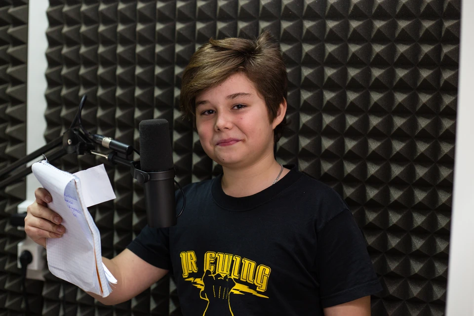 Ученики Школы "Говорун ФМ" записываются на настоящей радиостудии