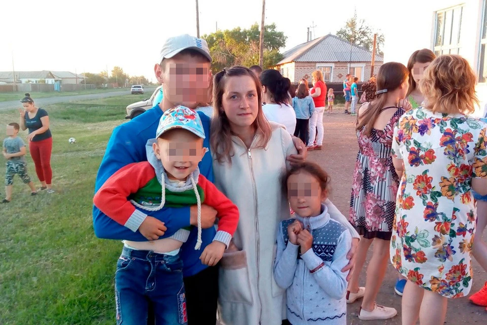 На фото сожитель Дарьи, сама девушка и двое погибших детей.