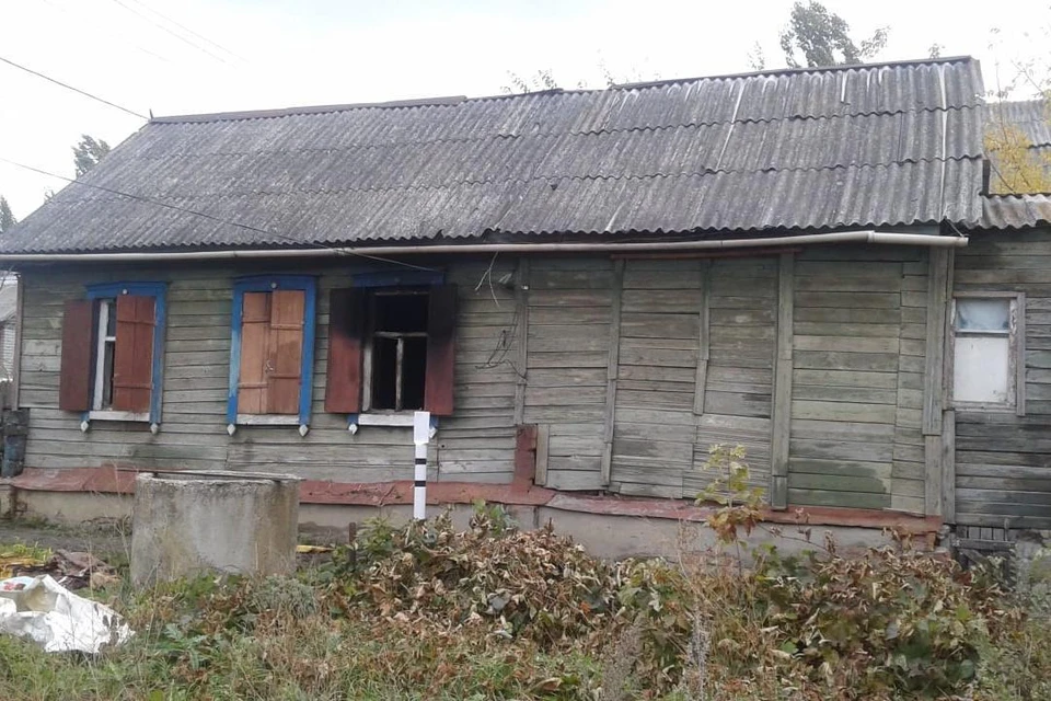 Огонь охватил частный деревянный дом. Фото СУ СКР по Саратовской области