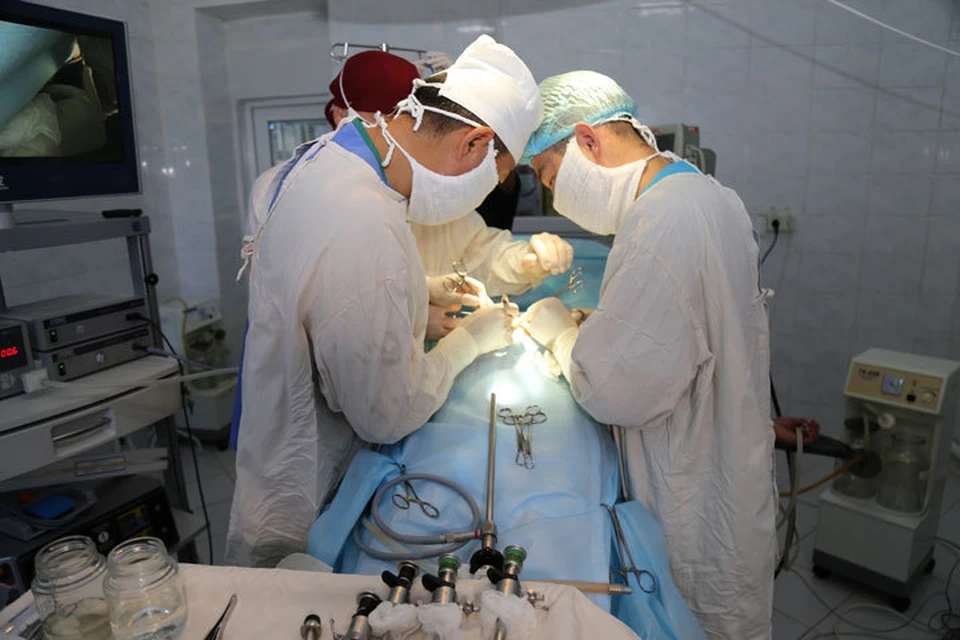 В операционной. Каждый день доктор Жумадылов проводит одну-две лапароскопические операции.