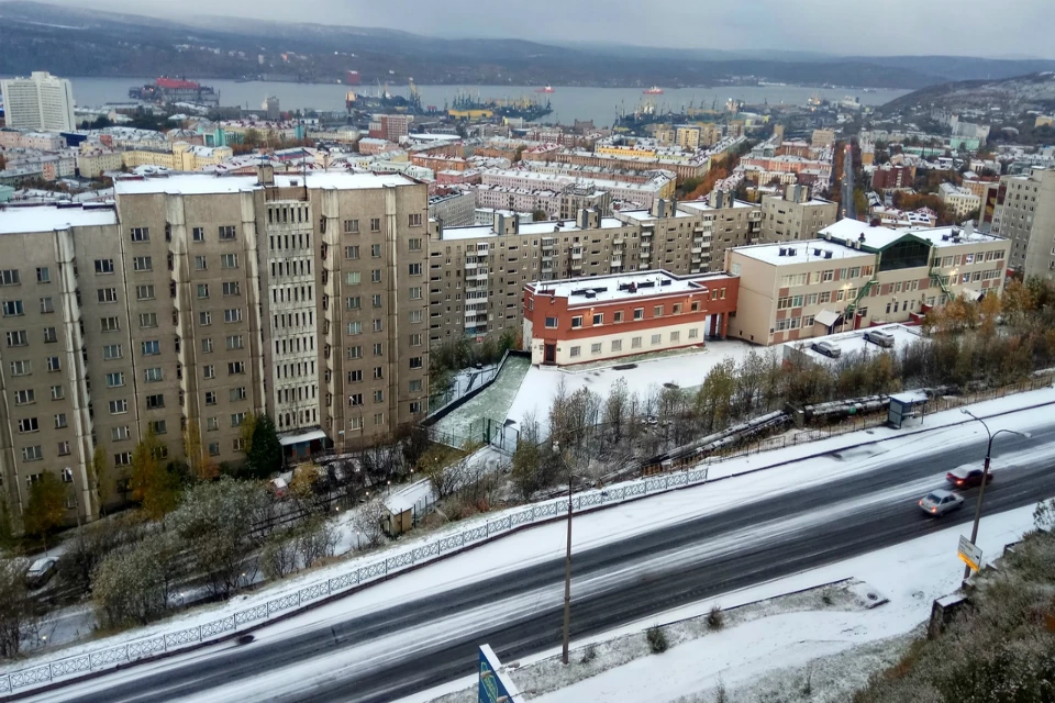 Снегом Мурманск накрыло быстро, но ненадолго - к обеду "покрывало" растаяло. Фото: Владимир Онацкий.