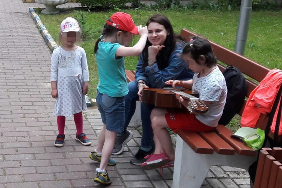 Волонтеры с детьми играют, поют и просто общаются Фото: предоставлено движением "Даниловцы"