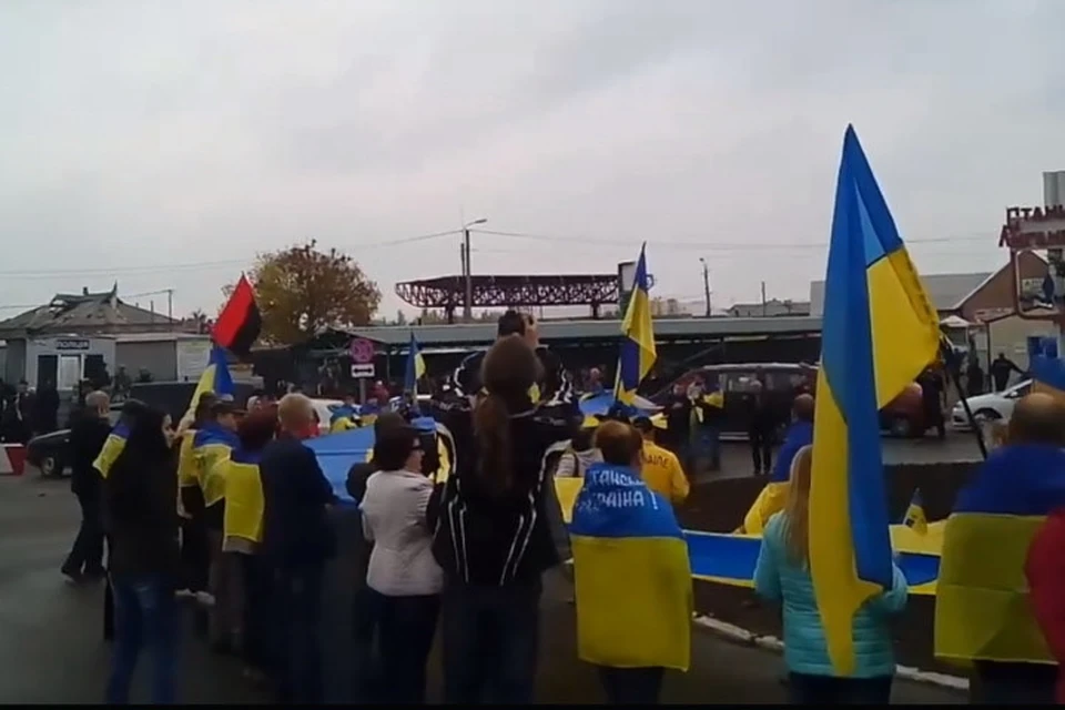 В Станице Луганской два десятка активистов промурлыкали вялыми голосами Гимн Украины. Фото: Facebook/Ирина Болткова