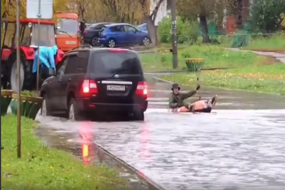 Нижегородские пранкеры «покорили» гордеевскую лужу. ФОТО: Группа "Типичный Нижний"