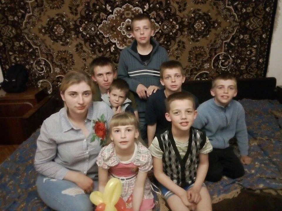 Большая семья Евтушенко. Кристина слева. Фото героя публикации