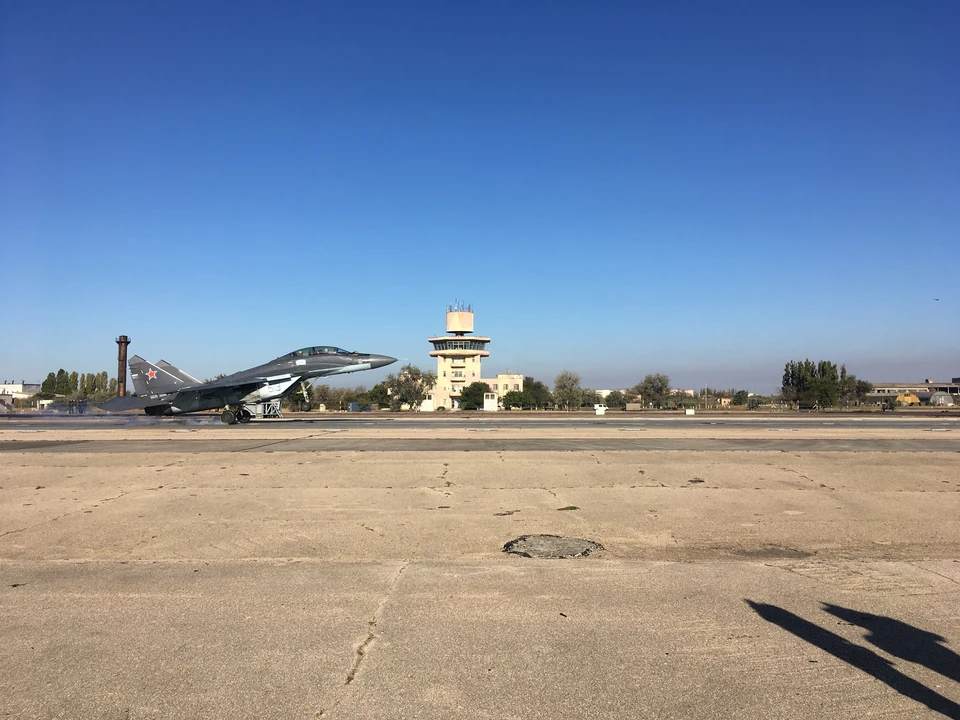 Многоцелевой истребитель МиГ -29КУБ отрабатывает посадку на палубу авианосца