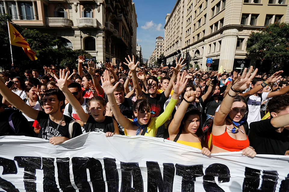 Сторонники независимости региона протестуют против приговора, вынесенного испанским судом лидерам сепаратистов