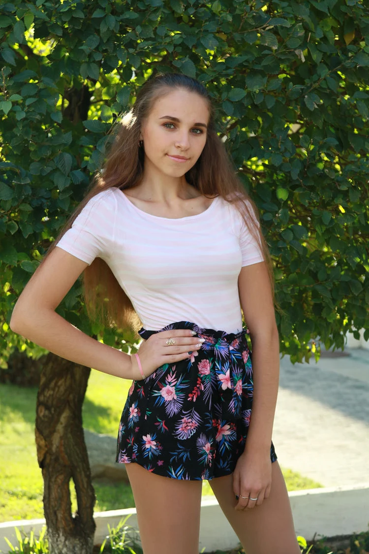 Пісіп-жетілген орыс әйелі жігітті азғырып, ебілді.