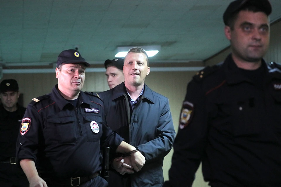 Начальника полиции подполковника Дмитрия Смирнова отправили под стражу на 2 месяца. Фото: Сергей Савостьянов/ТАСС