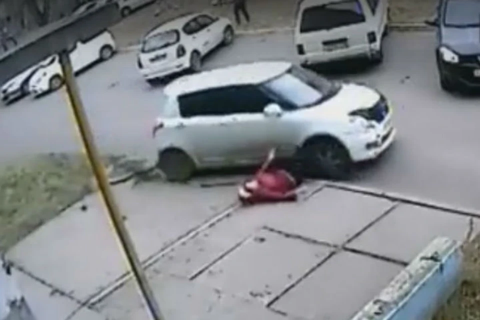 Видео ДТП в Ангарске: водитель сбил пенсионерку, переехал ее и скрылся. Фото: "ДТП 38RUS"