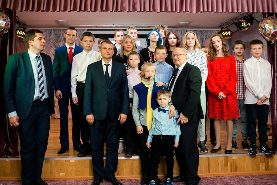 Подопечные Центра содействия семейному воспитанию №8 выступили перед гостями и педагогами с творческим представлением. ФОТО: Предоставлено пресс-службой компании «Газпром переработка»