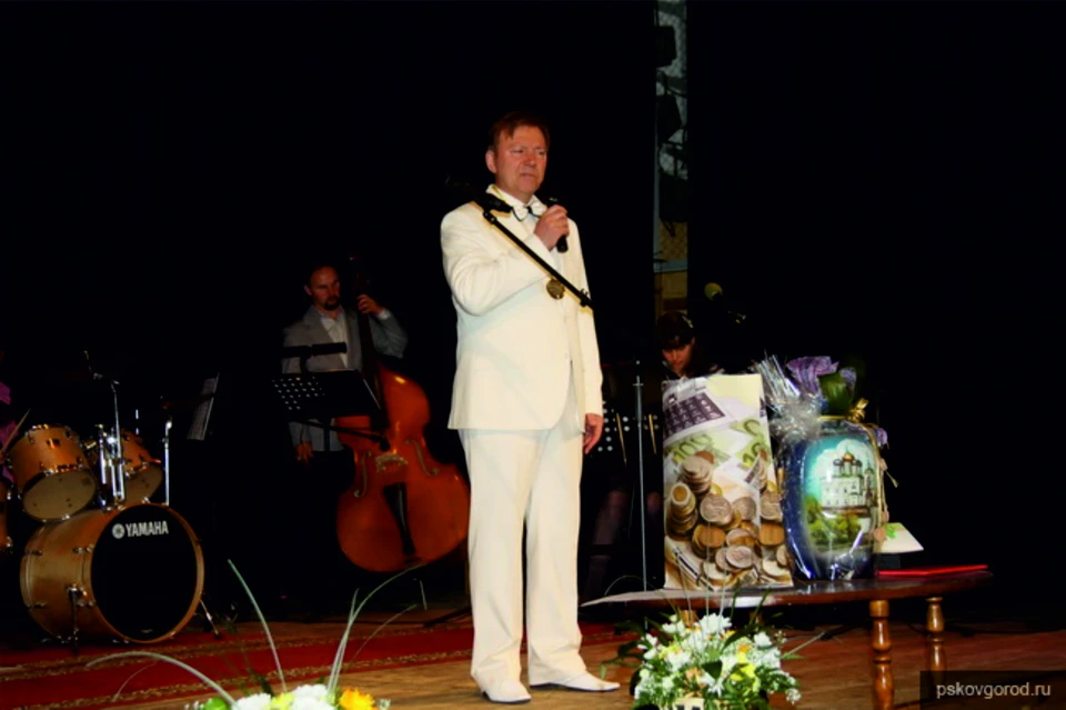 Первую версию гимна исполнил певец Юрий Наконечный.