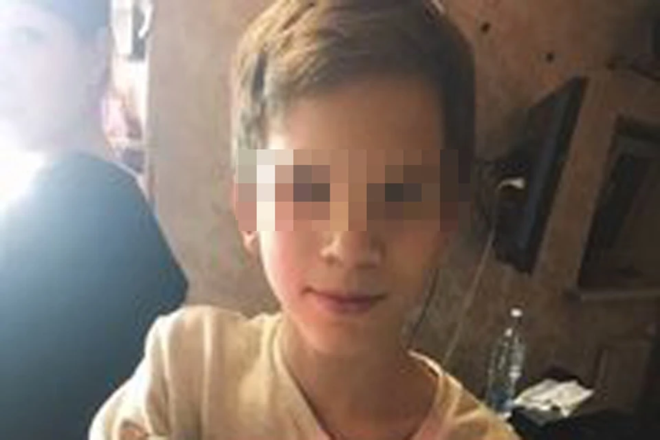 «Он вставал перед ней на колени с шоколадкой»: Знакомые девятиклассника, разбившегося при падении из окна, рассказали о его конфликте с учителем ОБЖ