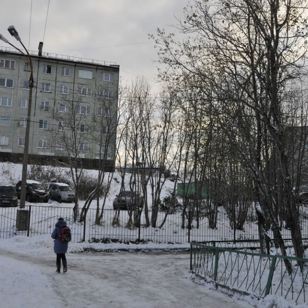 Дорога в школу: какими опасными путями дети в Мурманске ходят на занятия -  KP.RU