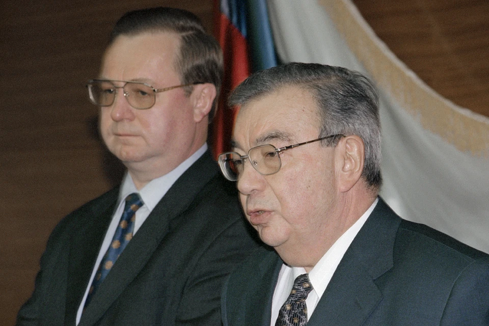 Евгений Примаков (справа) и Сергей Степашин. 1998 год