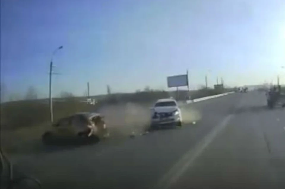 Видео смертельного ДТП в Иркутске: женщина погибла в столкновении Toyota Land Cruiser Prado и Лады. Фото: ГУ МВД России по Иркутской области.