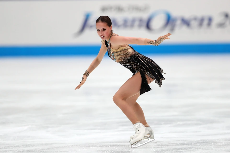 На лед выходит действующая чемпионка мира и Олимпийских игр Алина Загитова.