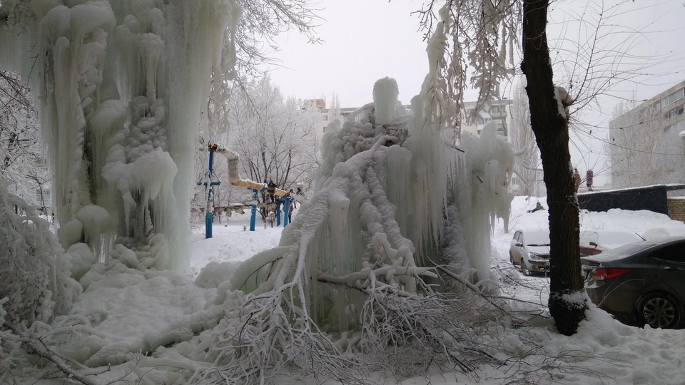 Вот так выглядел ледяной объект на Топольчанской прошлой зимой. Фото соцсетей