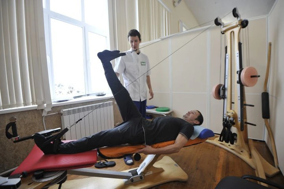 Дмитрий Осетров получил перелом тазобедренного сустава, когда упал на работе с девятиметровой высоты.
