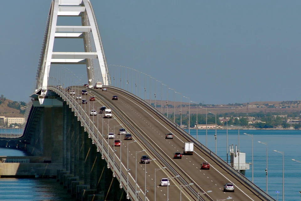Движение идет круглосуточно. Фото: инфоцентр "Крымский мост"
