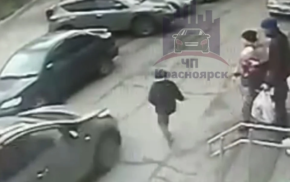 Ребенок бросился под машину в Красноярске. Фото, видео: ЧП - Красноярск.