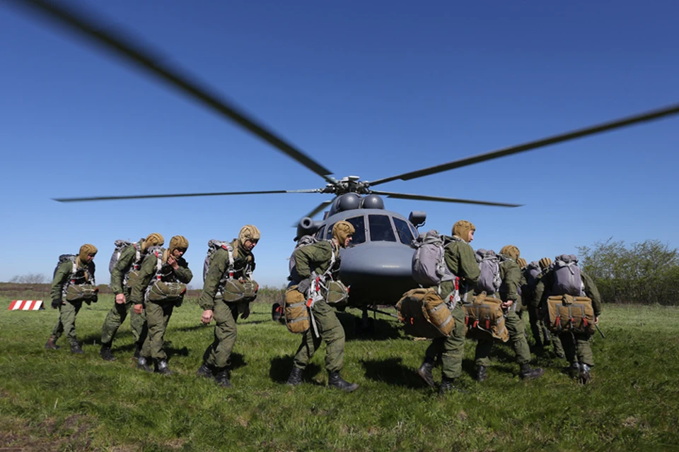 Спецназ высаживался с вертолета и скрывался в лесу. Фото: пресс-служба ЮВО