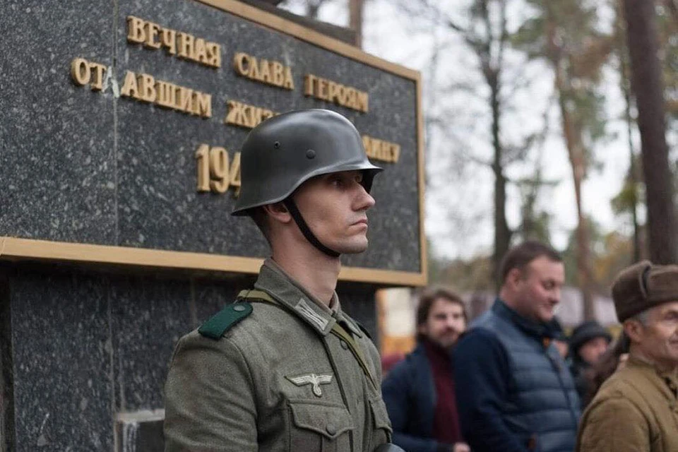 На Украине к памятнику красноармейцам приставили караул в форме гитлеровского СС