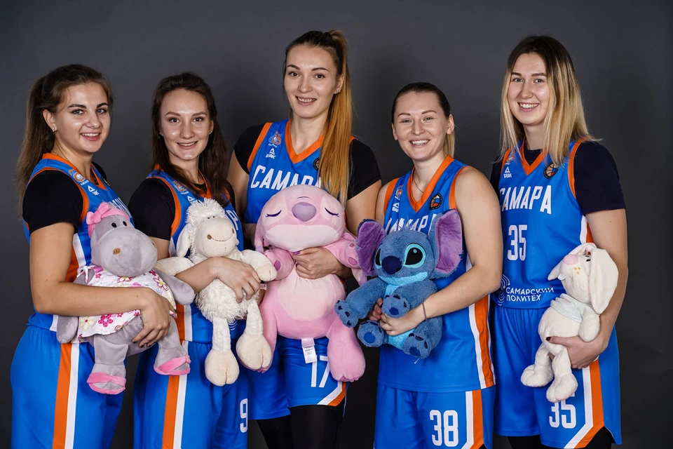 Очаровательные баскетболистки «Самары» со своими плюшевыми игрушками.