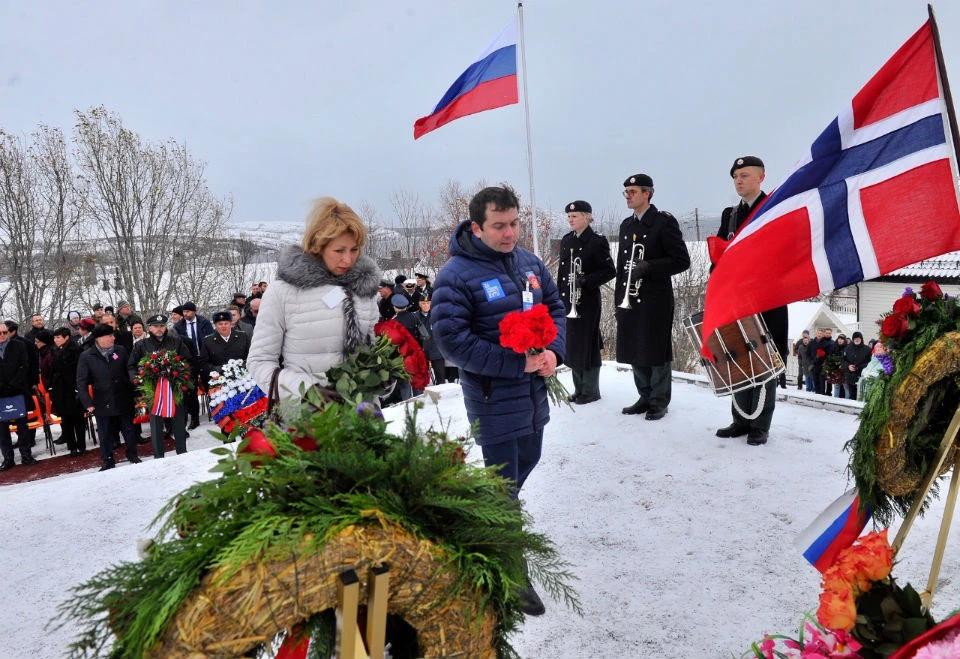 Кульминацией торжеств в Киркенесе стало возложение цветов к памятникам советских воинов. Фото: правительство Мурманской области