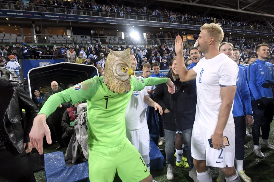 Футболисты сборной Финляндии эпично отпраздновали выход на Евро-2020 прямо на стадионе.