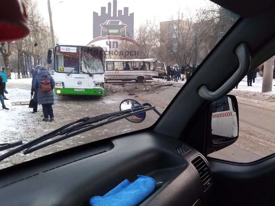 При столкновении двух автобусов в Красноярске пострадали пассажиры. Фото: ЧП - Красноярск.