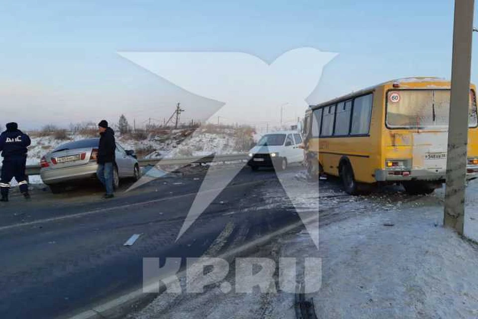 Школьный автобус с воспитанниками усольского кадетского корпуса попал в аварию в поселке Тельма. Фото: очевидцы