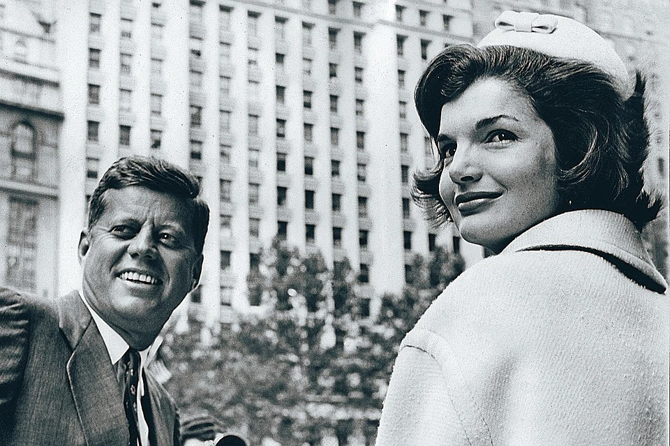 Американцам нравился молодой президент и его красавица жена Жаклин. Убийство Кеннеди в Далласе 22 ноября 1963 года стало шоком для нации.
