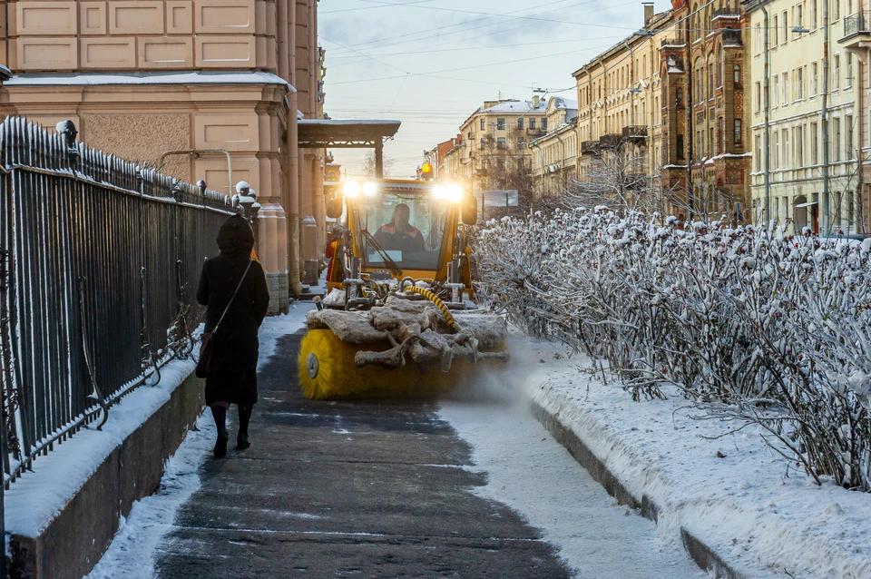 Коммунальщики Петербурга справляются с последствиями первого снегопада.