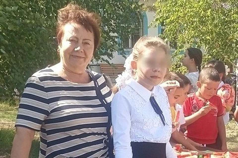 Бабушка привела Ксюшу (справа) в школу. Фото: Личный архив героев публикации