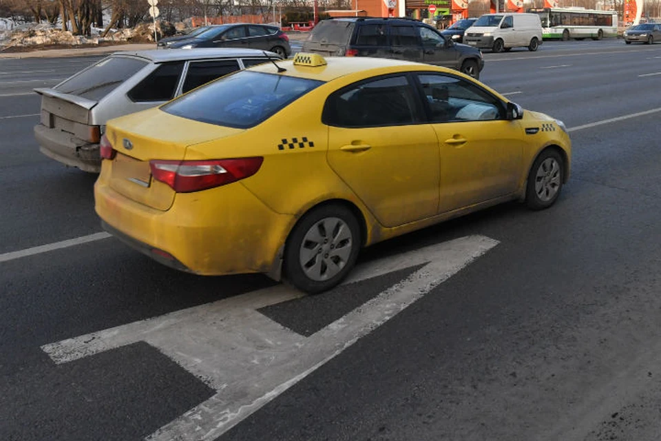 Таксист вычислил и помог задержать воровку смартфона за 50 тысяч рублей