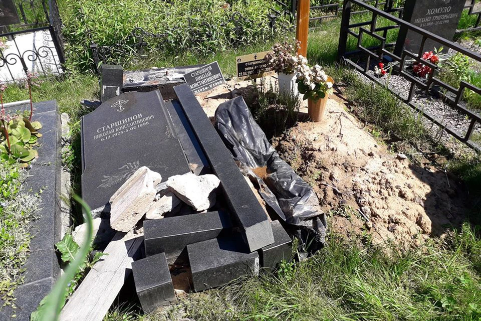 Еще в мае могила Николая Старшинова выглядела так, будто пережила прямое попадание снаряда. Фото: Виктор МУРЗИН