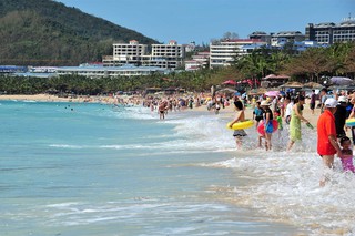 Купальный сезон на Хайнане продолжается в течение всего года