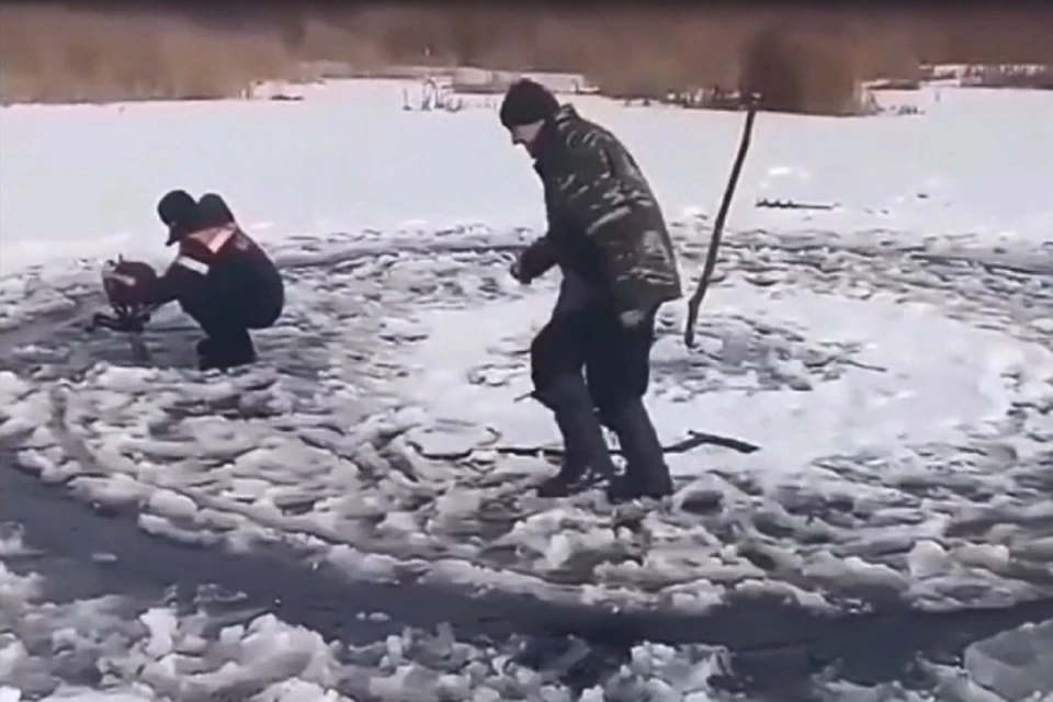 Суровые сибирские рыбаки вырезали карусель на тонкой льдине. Фото: группа extremal_03