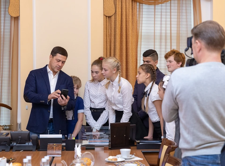 Школьники побывали в кабинете губернатора.
