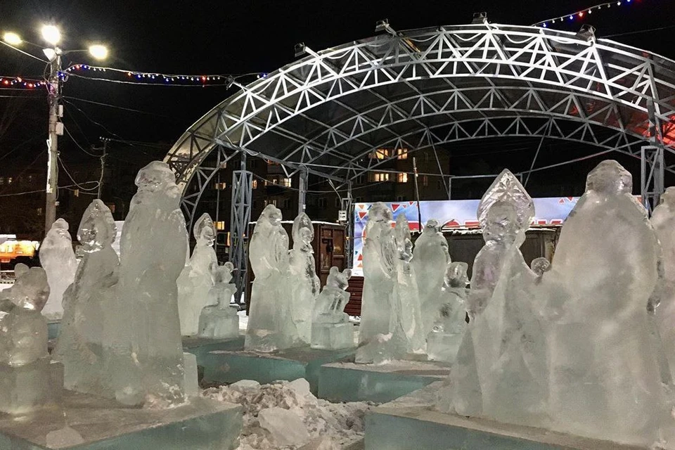 Полсотни дедов морозов и снегурок появилось на главной площади Копейска в Челябинской области. Фото: vk.com/podslushano_kop