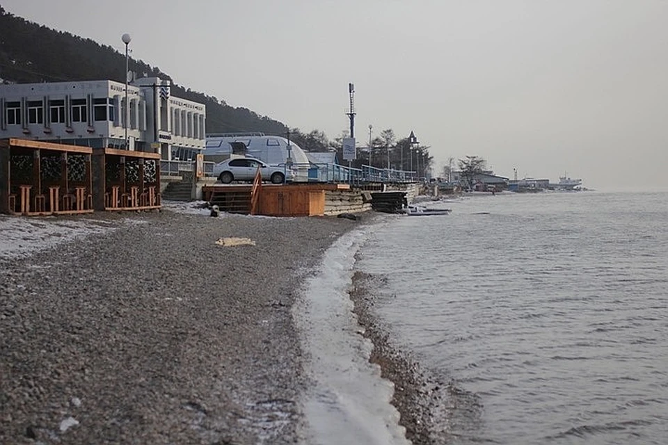 Прокуратура требует снести платные беседки на берегу Байкала в Листвянке