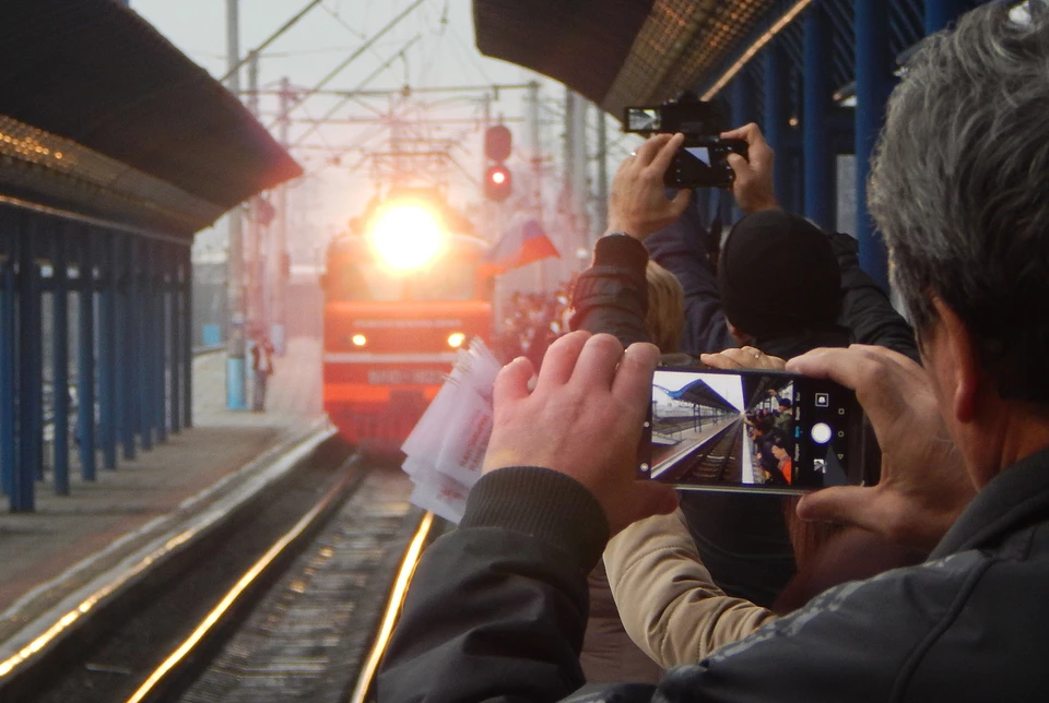 Первый поезд, который прошел по Крымскому мосту, прибывает!