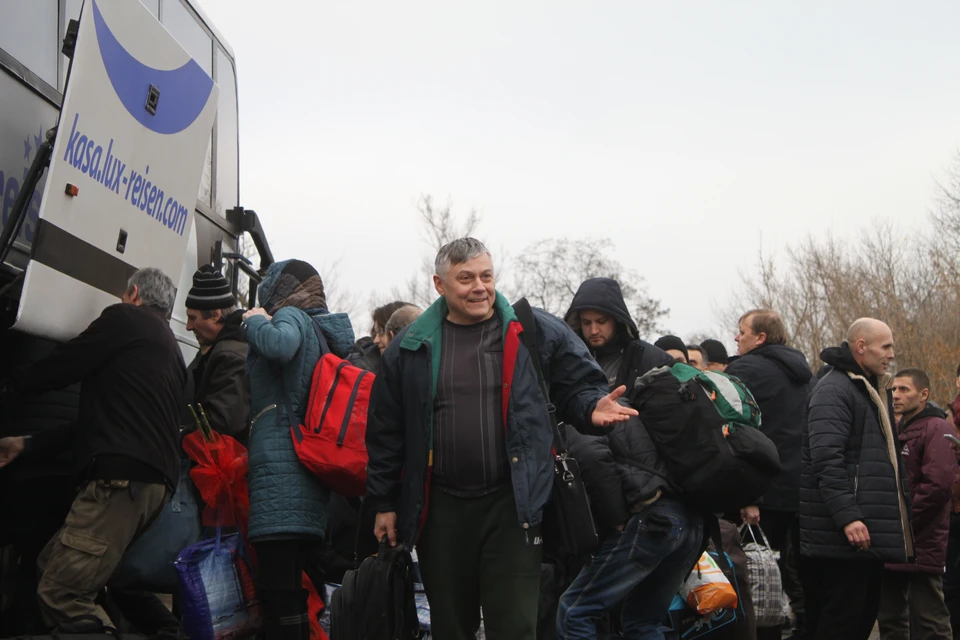 Пленные вернулись в семьи в канун Нового года. На фото - один из тех, кого Украина передала Донбассу