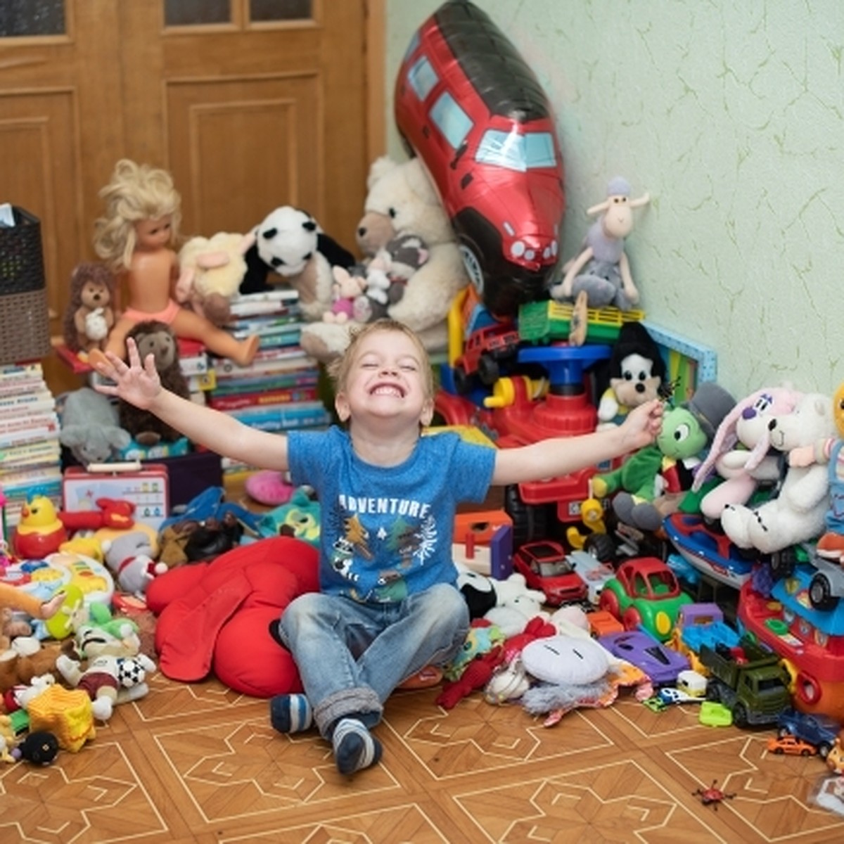 Купили много игрушек. Современные игрушки для детей. Много игрушек. Много игрушек в детской. Ребенок в куче игрушек.