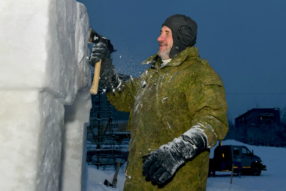Талантливый заполярный мастер создает удивительные фигуры изо льда и снега. Фото: Олег Филонок