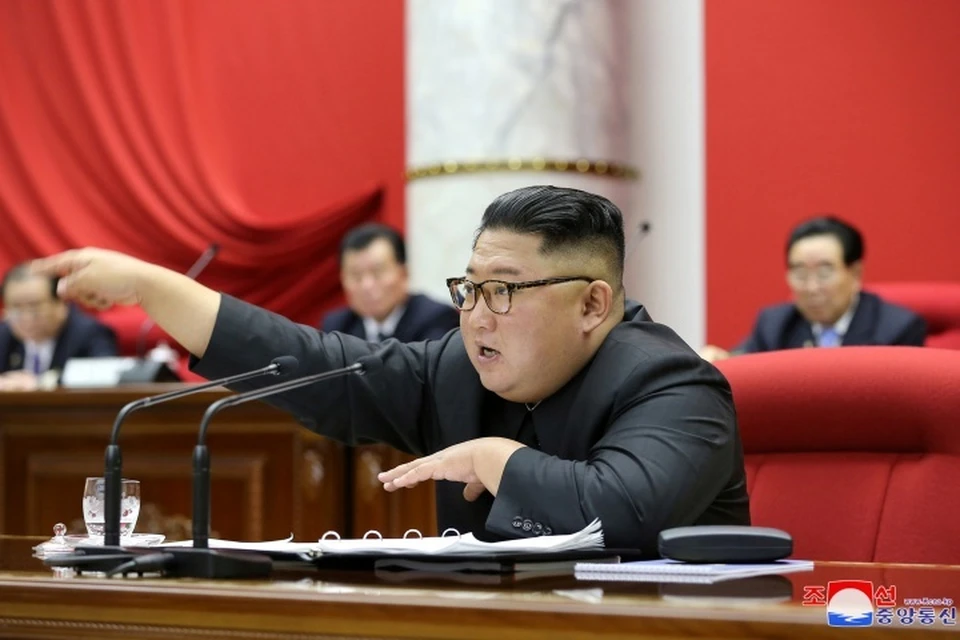 Северокорейский лидер Ким Чен Ын выступает на пленарном заседании центрального комитета Трудовой партии КНДР